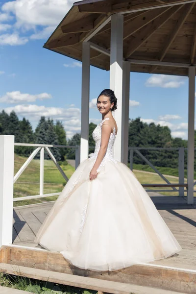 Parkta gelinle bir yaz yürüyüş