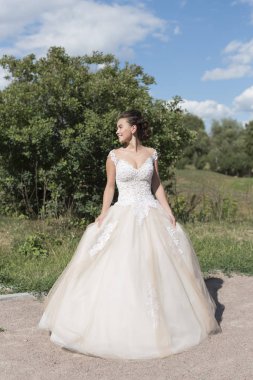 Parkta gelinle bir yaz yürüyüş