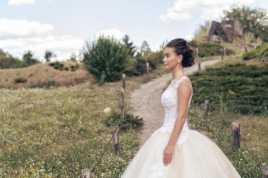 Parkta gelinle bir yaz yürüyüş