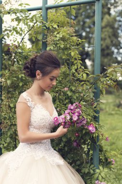 Parkta gelinle bir yaz yürüyüş