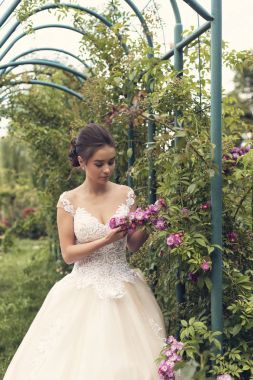 Parkta gelinle bir yaz yürüyüş