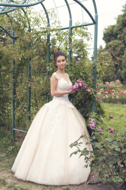 Parkta gelinle bir yaz yürüyüş