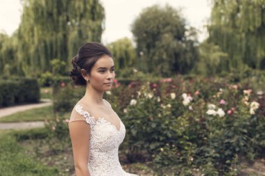 Parkta gelinle bir yaz yürüyüş