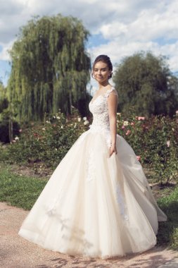 Parkta gelinle bir yaz yürüyüş