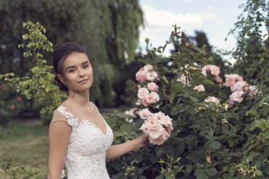 Parkta gelinle bir yaz yürüyüş