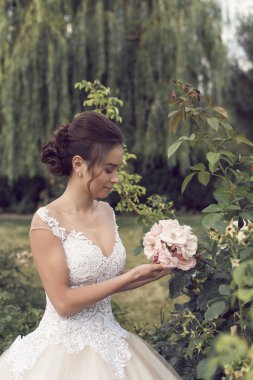 Parkta gelinle bir yaz yürüyüş