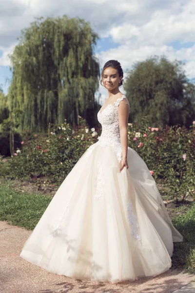 Parkta gelinle bir yaz yürüyüş