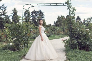 Parkta gelinle bir yaz yürüyüş