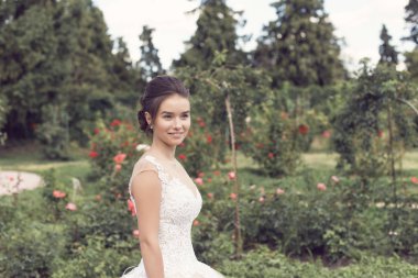 Parkta gelinle bir yaz yürüyüş