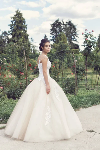 Parkta gelinle bir yaz yürüyüş