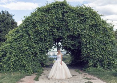 Parkta gelinle bir yaz yürüyüş