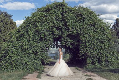 Parkta gelinle bir yaz yürüyüş