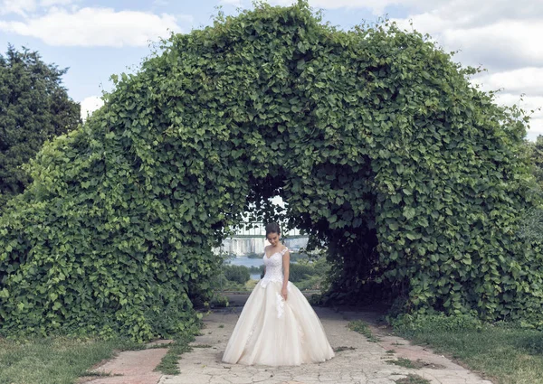 Parkta gelinle bir yaz yürüyüş