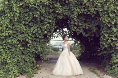 Parkta gelinle bir yaz yürüyüş