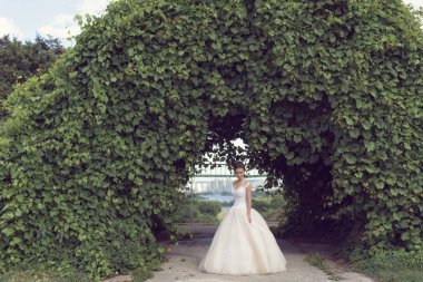 Parkta gelinle bir yaz yürüyüş