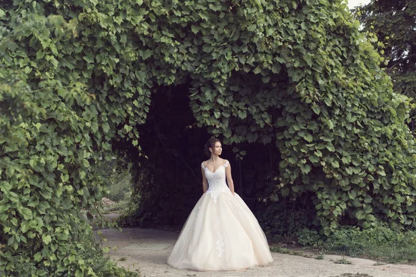 Parkta gelinle bir yaz yürüyüş