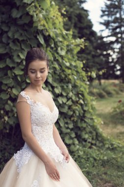 Parkta gelinle bir yaz yürüyüş