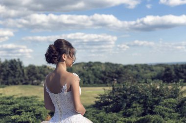 Parkta gelinle bir yaz yürüyüş