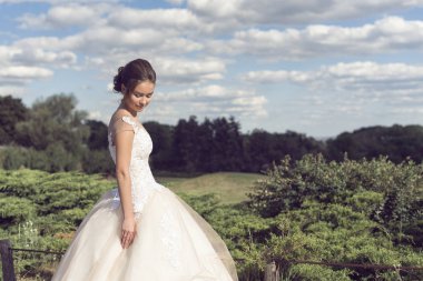 Parkta gelinle bir yaz yürüyüş