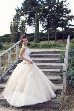 Parkta gelinle bir yaz yürüyüş