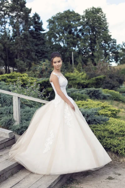 Parkta gelinle bir yaz yürüyüş