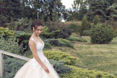 Parkta gelinle bir yaz yürüyüş