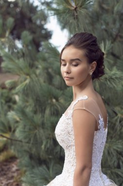 Parkta gelinle bir yaz yürüyüş