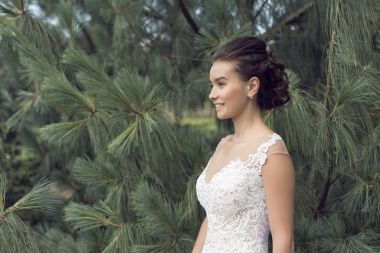 Parkta gelinle bir yaz yürüyüş