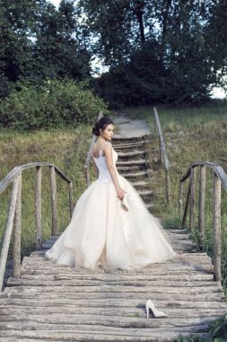 Parkta gelinle bir yaz yürüyüş