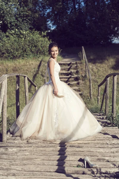 Parkta gelinle bir yaz yürüyüş