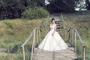 Parkta gelinle bir yaz yürüyüş