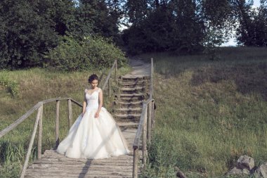 Parkta gelinle bir yaz yürüyüş