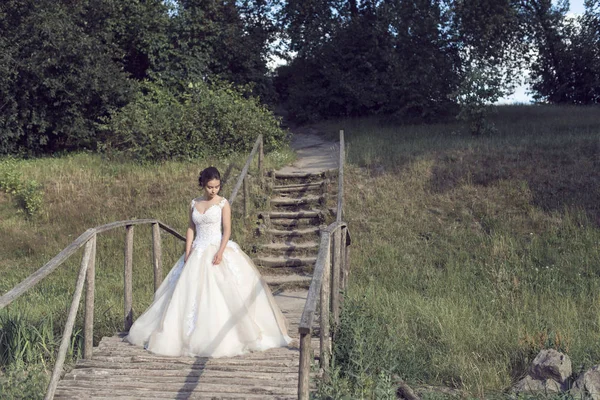 Parkta gelinle bir yaz yürüyüş