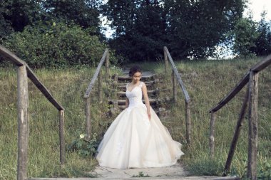 Parkta gelinle bir yaz yürüyüş