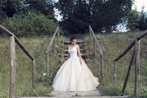 Parkta gelinle bir yaz yürüyüş