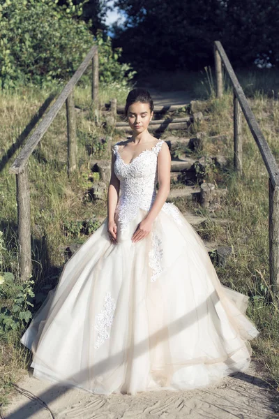 Parkta gelinle bir yaz yürüyüş