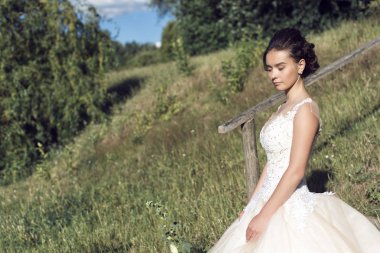 Parkta gelinle bir yaz yürüyüş