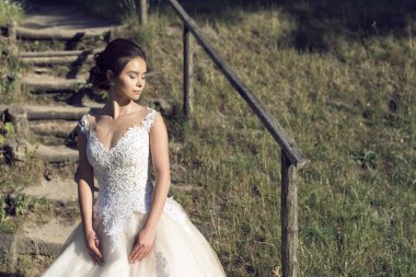 Parkta gelinle bir yaz yürüyüş