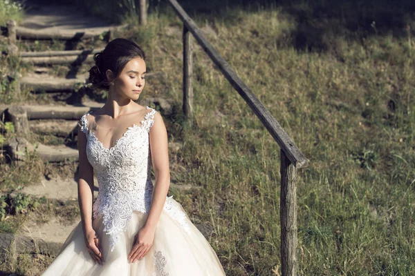 Parkta gelinle bir yaz yürüyüş