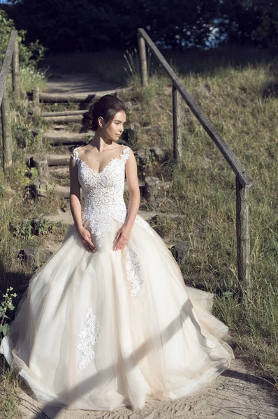 Parkta gelinle bir yaz yürüyüş