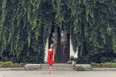 Parlak kırmızı elbiseli sarışın