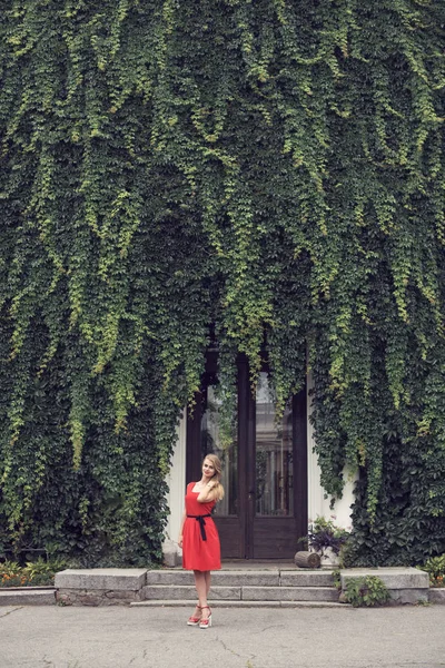 Parlak kırmızı elbiseli sarışın