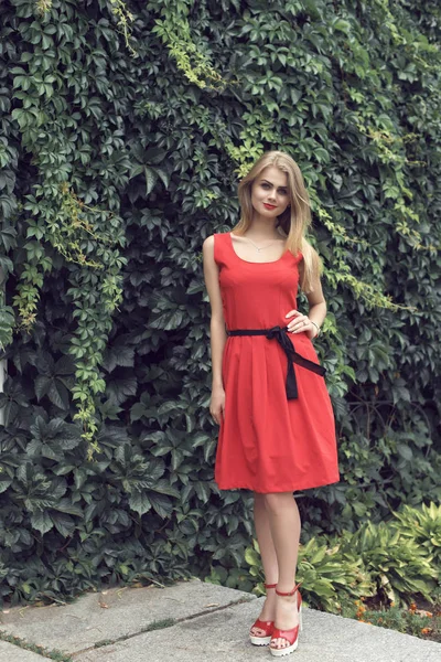 Blondine im knallroten Kleid — Stockfoto
