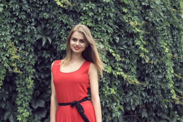 Loira em vestido vermelho brilhante — Fotografia de Stock