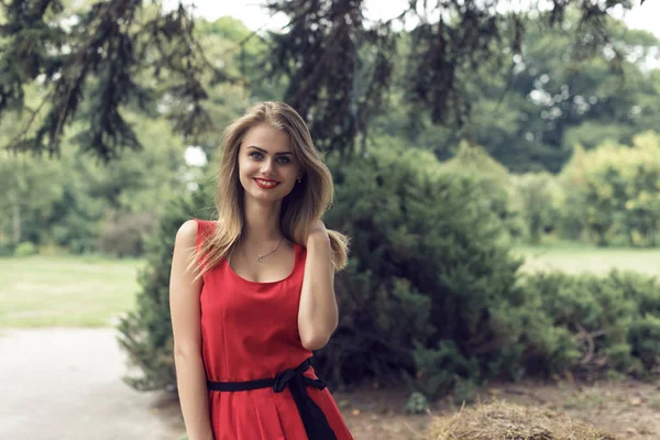 Blondynka w jasne czerwona sukienka — Zdjęcie stockowe