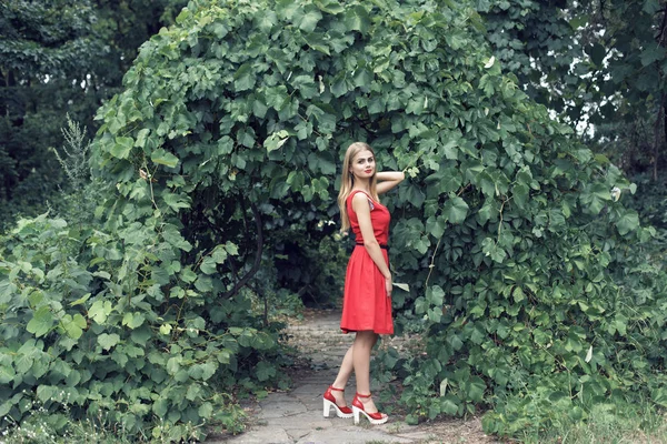 Parlak kırmızı elbiseli sarışın