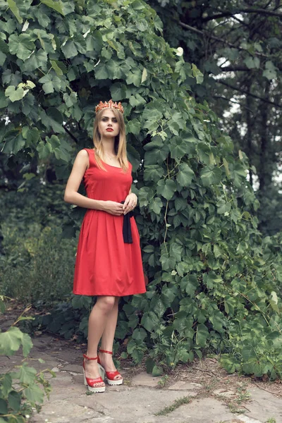 Blondýna v jasně červených šatech — Stock fotografie