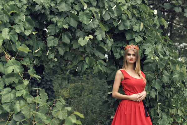 Blonde in heldere rode jurk — Stockfoto