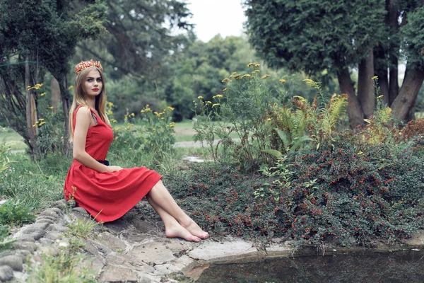 Blonde in heldere rode jurk — Stockfoto