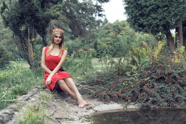 Parlak kırmızı elbiseli sarışın